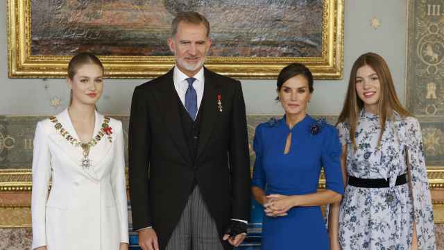 Felipe VI junto a su mujer, Letizia, y sus hijas, Leonor y Sofía, en una fotografía durante la entrega del Toisón de Oro, en 2023.