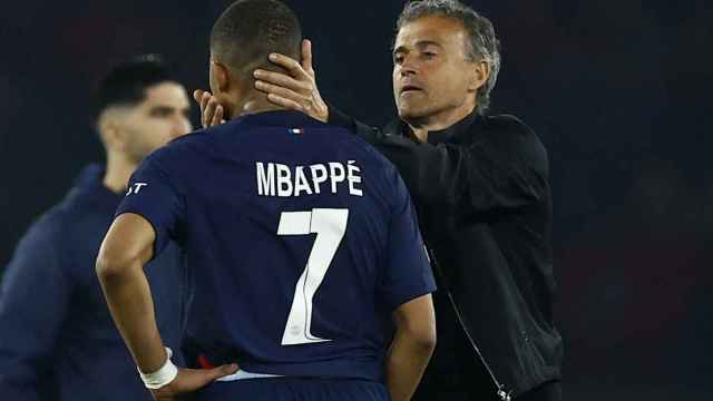 Mbappé, consolado por Luis Enrique tras la eliminación de Champions.
