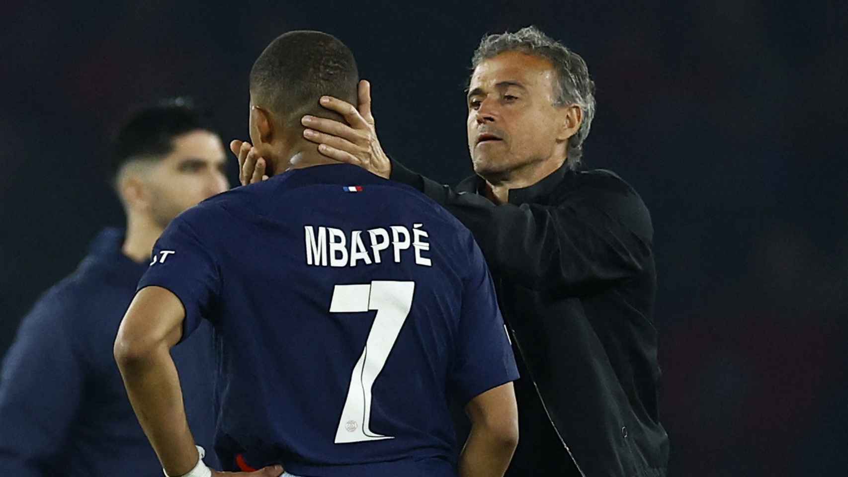 Mbappé, consolado por Luis Enrique tras la eliminación de Champions.