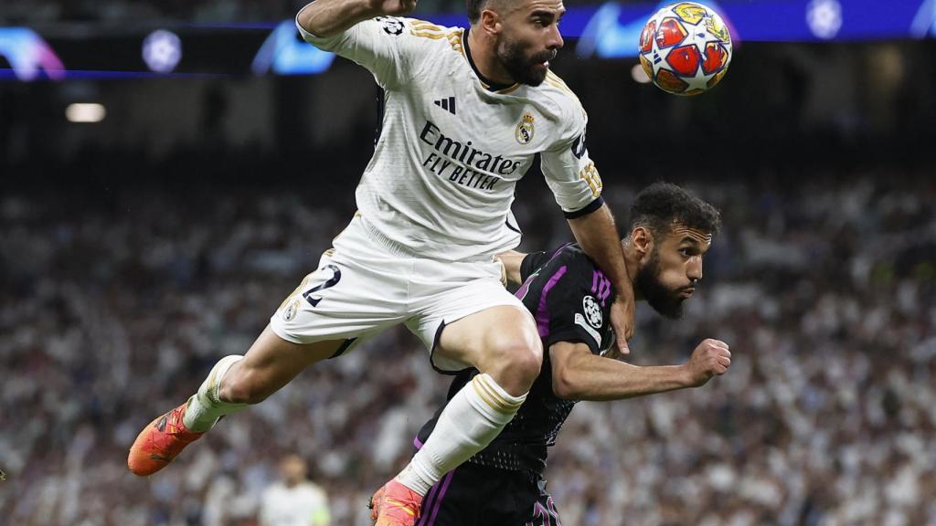 Carvajal, en posición acrobática.