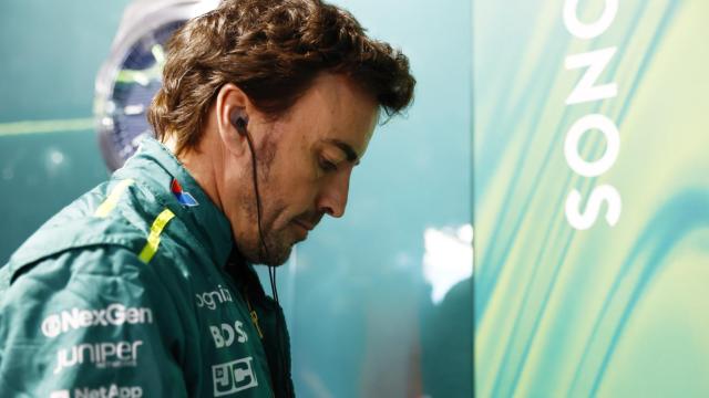 Fernando Alonso, concentrado antes de subirse al Aston Martin en el GP de Miami 2024 de F1