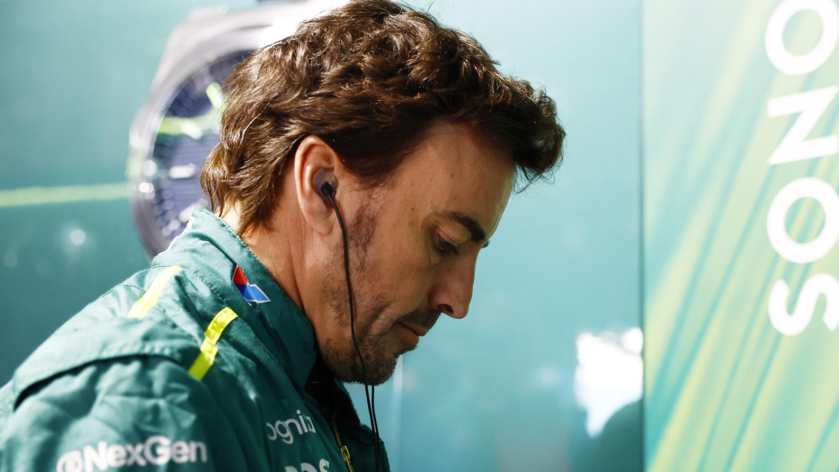 Fernando Alonso, concentrado antes de subirse al Aston Martin en el GP de Miami 2024 de F1