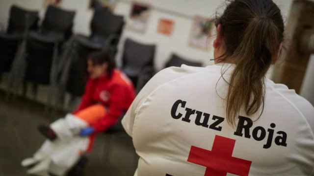 Una empleada de Cruz Roja.