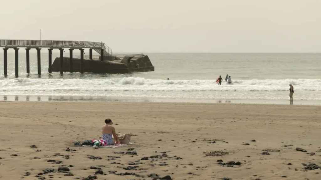 Bañistas en la playa de La Garita, situada en Arrieta (Lanzarote), a 11 de abril de 2024.
