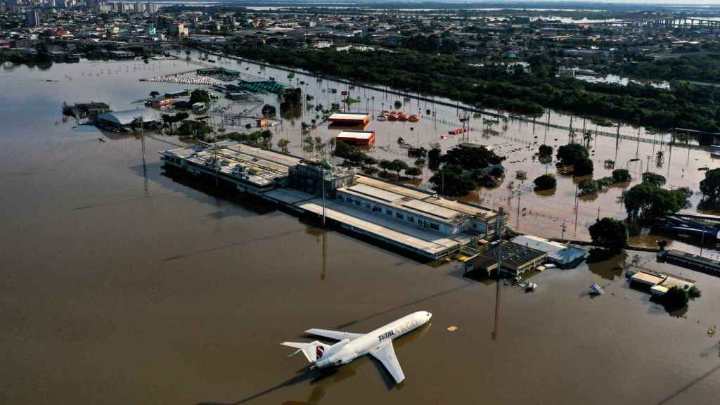 Un avión de carga inundado en el Aeropuerto Internacional Salgado Filho de Porto Alegre, 7 de mayo de 2024.
