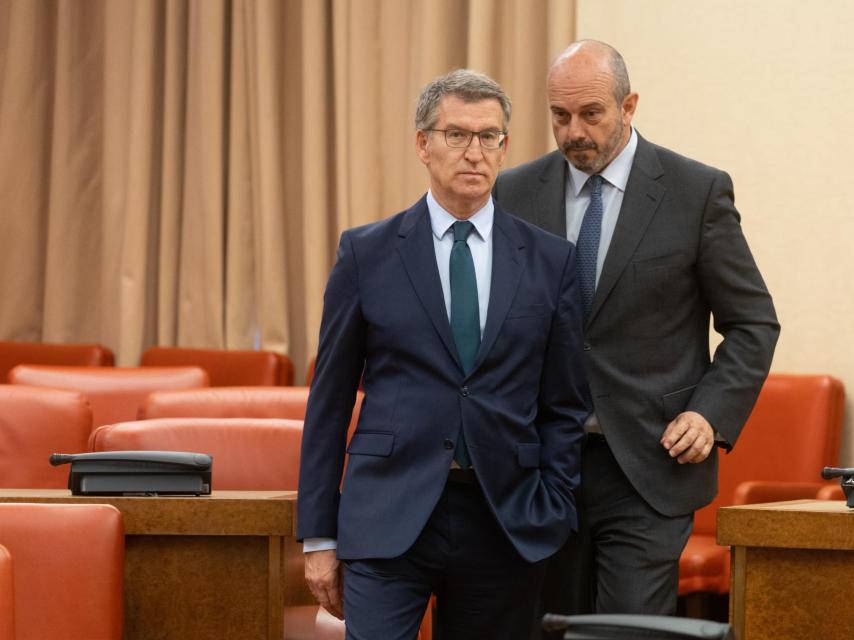 El líder del PP, Alberto Núñez Feijóo, y el presidente del Senado, Pedro Rollán.