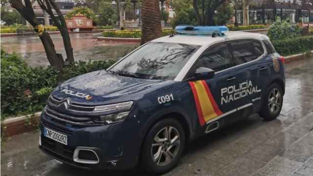 Un coche patrulla de la Policía Nacional en una calle de Oviedo.