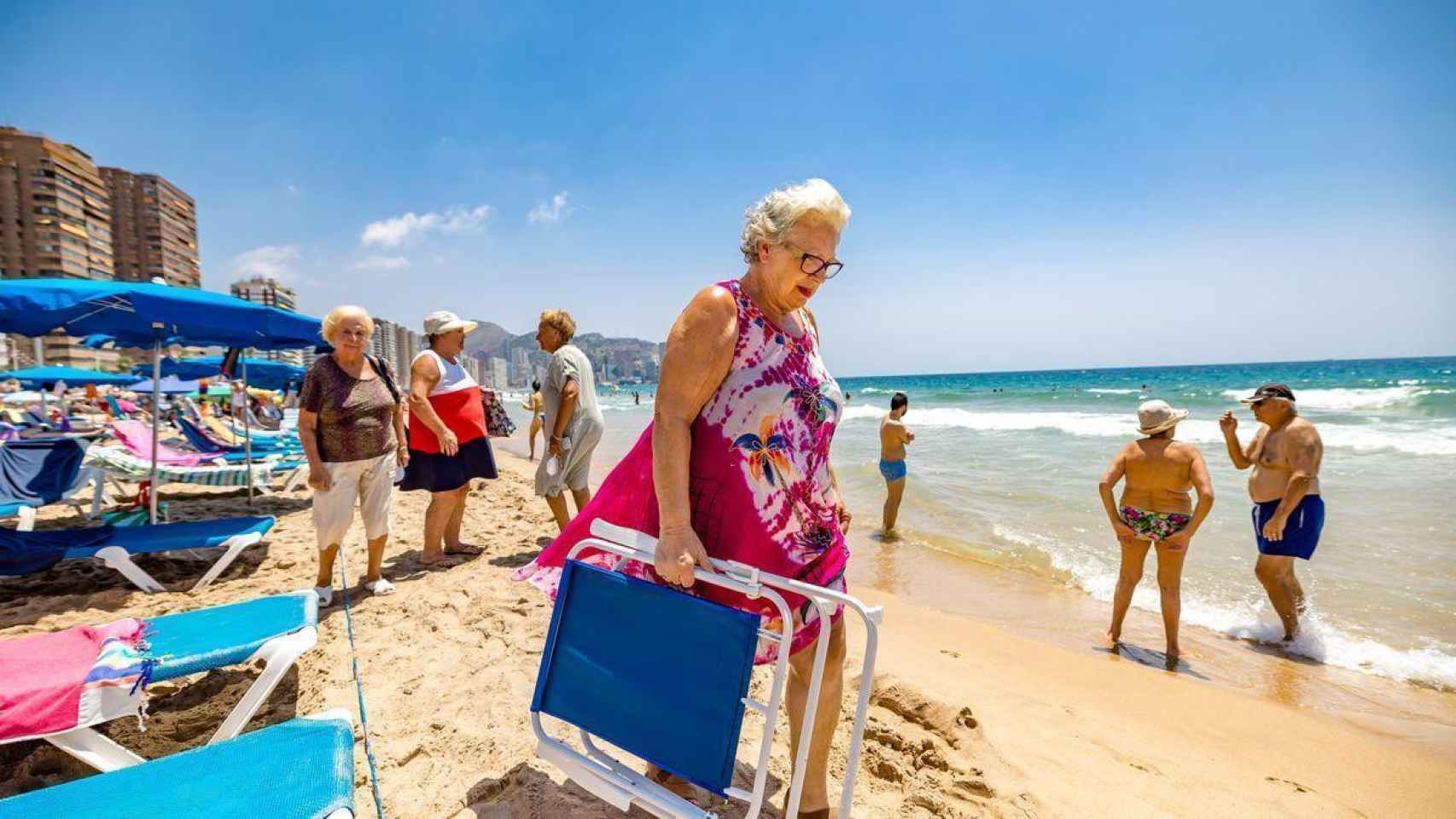 Personas mayores disfrutando de la playa en un viaje del Imserso