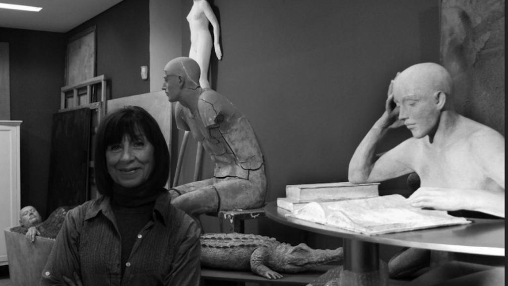 Aurora Cañero con algunas de sus esculturas para Madrid Luxury Art.