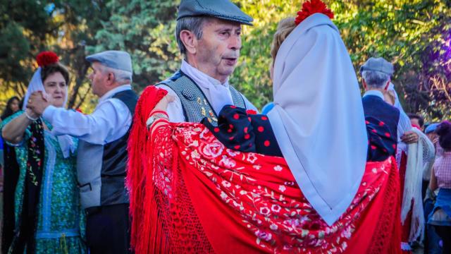 Hombres y mujeres bailando durante el festival de San Isidro, Madrid, España.