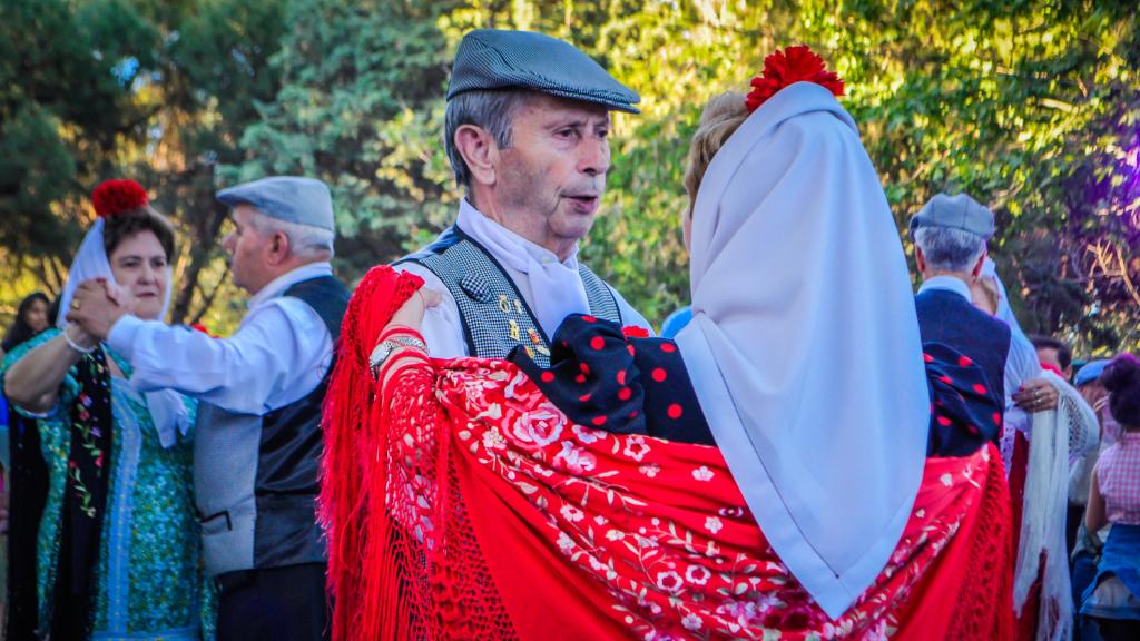 Hombres y mujeres bailando durante el festival de San Isidro, Madrid, España.