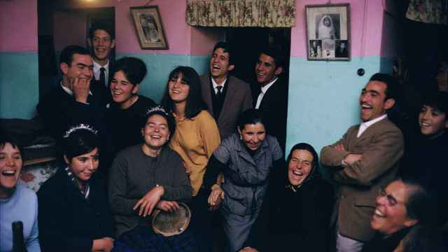 Una de las fotografías que Joel Meyerowitz realizó durante su estancia en Málaga en 1966, donde entabló amistad con los Escalona, una una de las familias flamencas tradicionales de la ciudad.