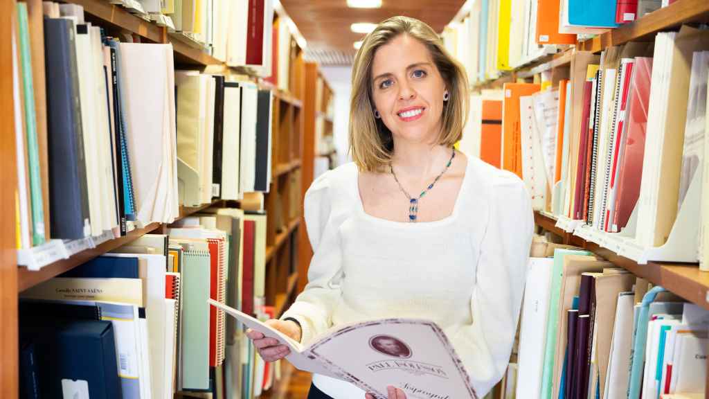 La CEO de la Escuela Superior de Música Reina Sofía, en la biblioteca del centro.