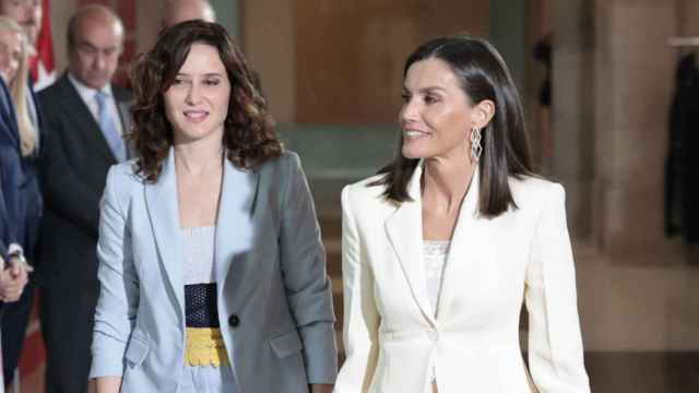 La Reina y la presidenta de la Comunidad de Madrid, en la entrega de premios SM.