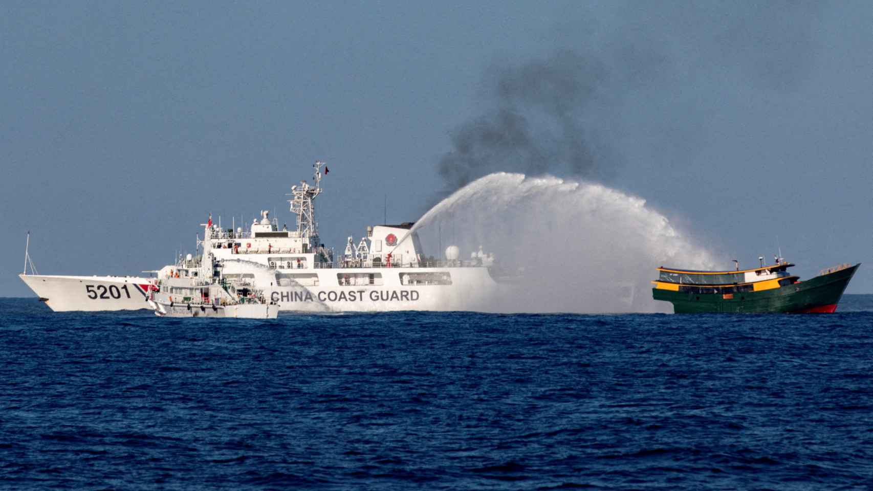 Buques de la Guardia Costera china disparan cañones de agua hacia Filipinas en el mar de China Meridional.