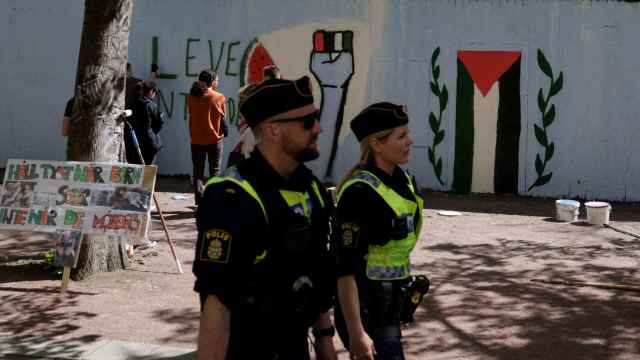 Agentes de policía suecos mientras activistas pro palestinos pintan un mural en Malmö , Suecia.