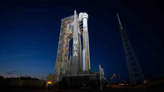 Nave Starliner con cohete Atlas V en la plataforma de lanzamiento