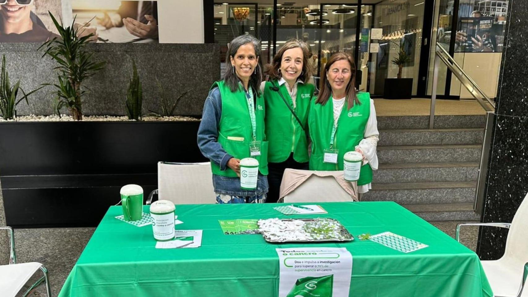 Voluntarias de la Asociación española contra el Cáncer en A Coruña