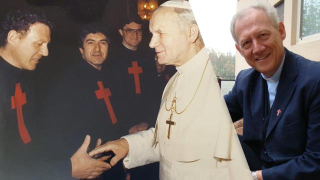 El padre Arnaldo Pangrazzi, en su etapa en Roma, saludando al Papa Juan Pablo II, junto a una imagen actual en Madrid.