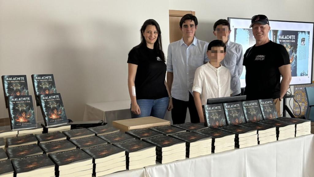 Nico Minguela junto a unos amigos el día de la presentación del libro.