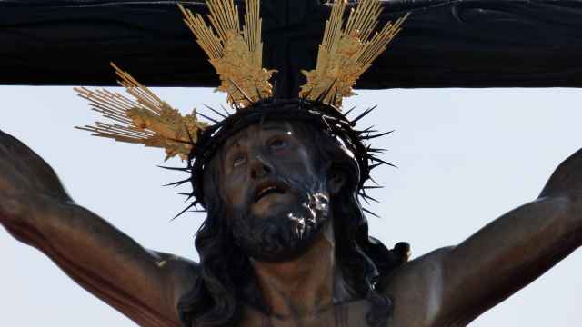 El Cristo de El Cachorro, en una de sus procesiones por las calles de Sevilla.