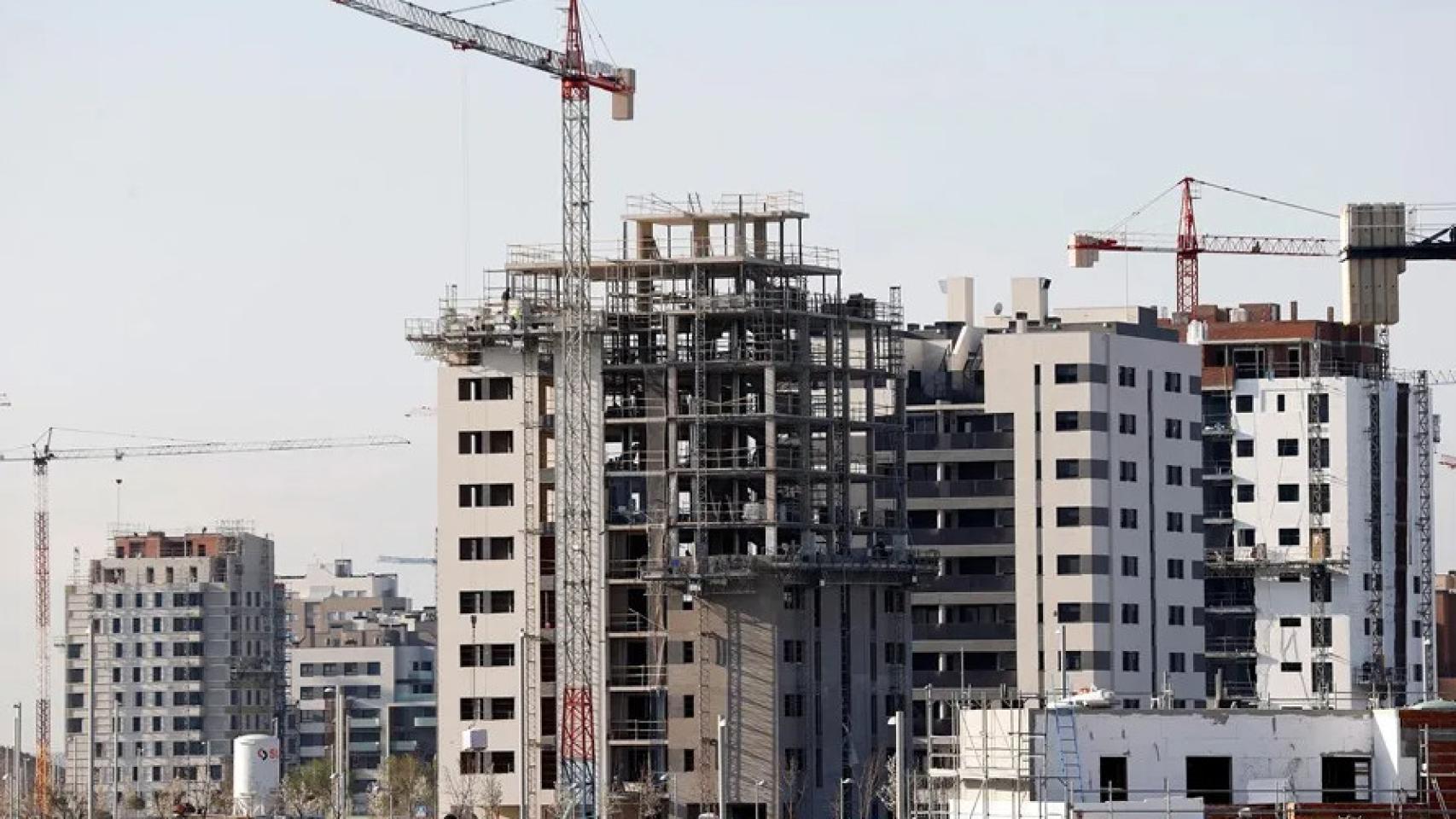 Un edificio de nueva construcción en los habituales tonos blancos