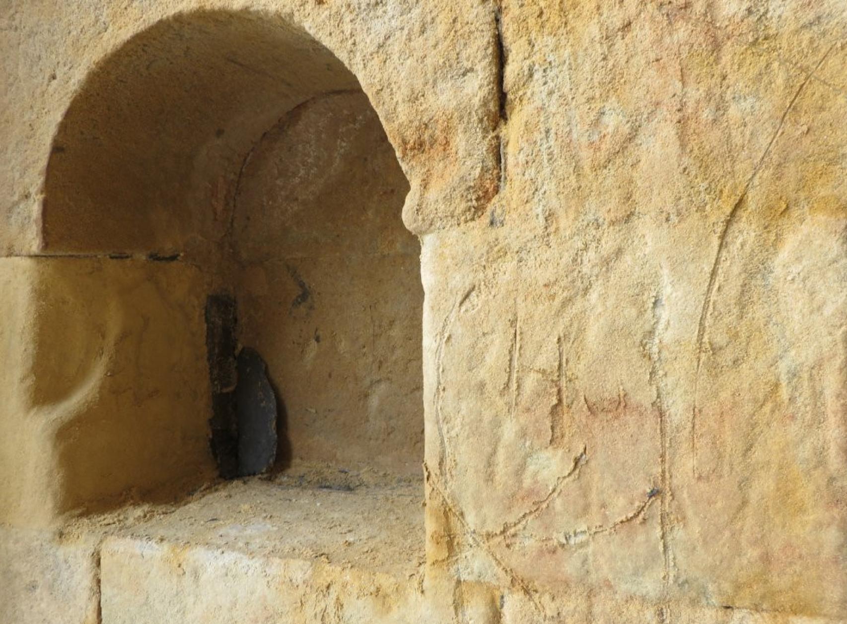 Alguien ha arrancado un histórico trozo de pizarra de los paramentos de la escalera de la cripta de la antigua Iglesia de San Cebrián