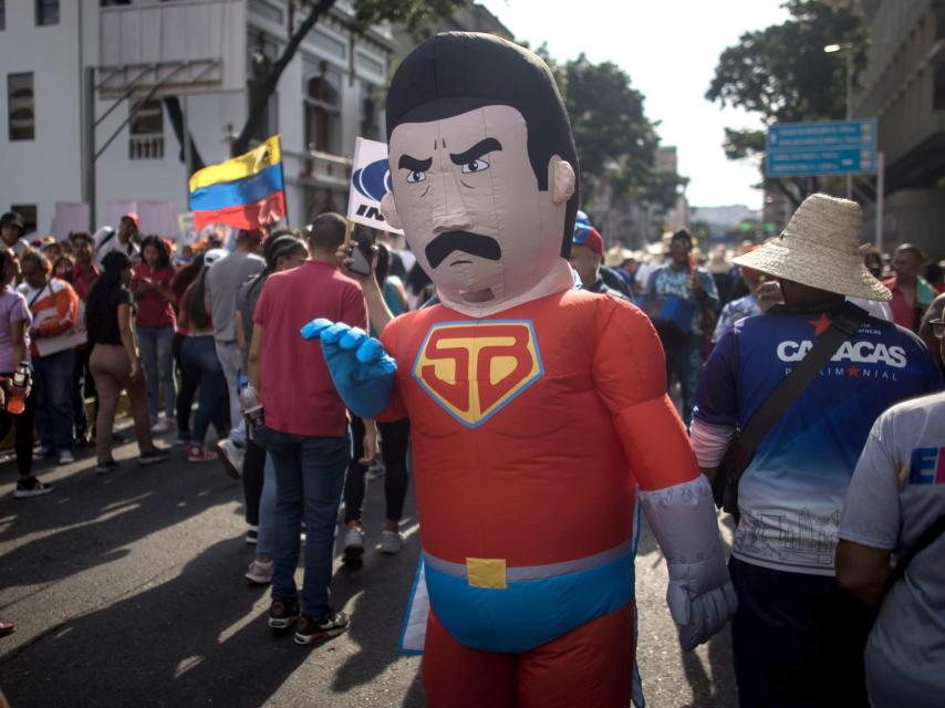 Una persona disfrazada de la caricatura denominada Súper Bigote participa en una manifestación de apoyo al Gobierno de Nicolás Maduro.