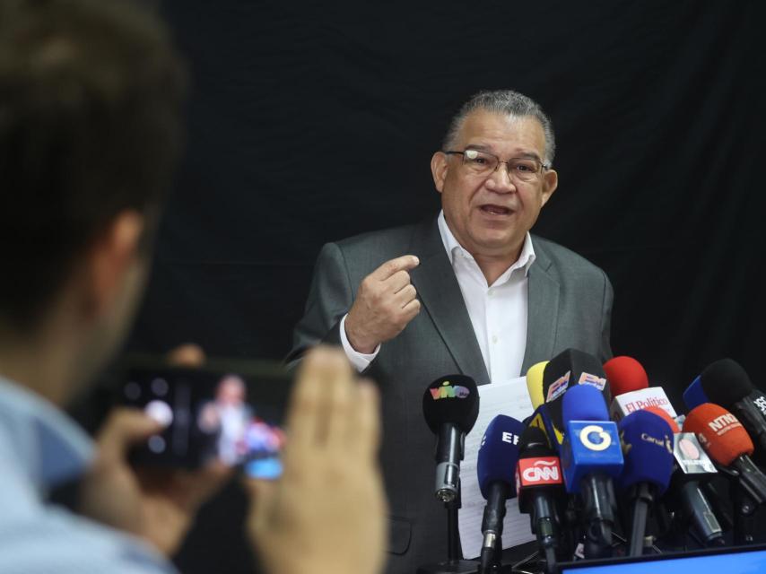 El candidato presidencial opositor de Venezuela Enrique Márquez ofrece una rueda de prensa en Caracas.