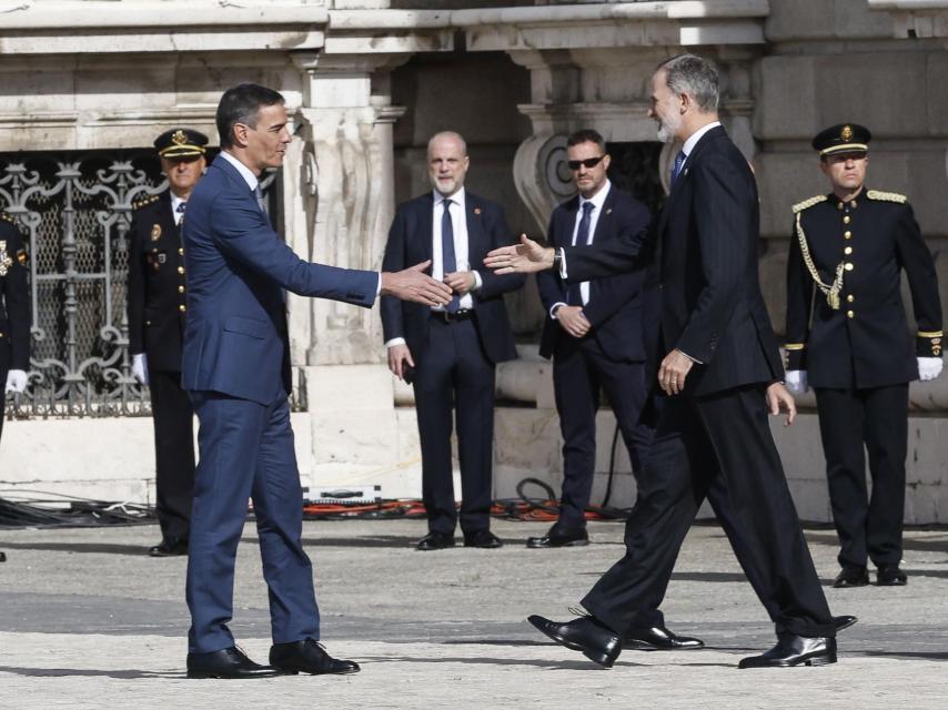 El rey Felipe VI es recibido por el presidente del Gobierno, Pedro Sánchez.
