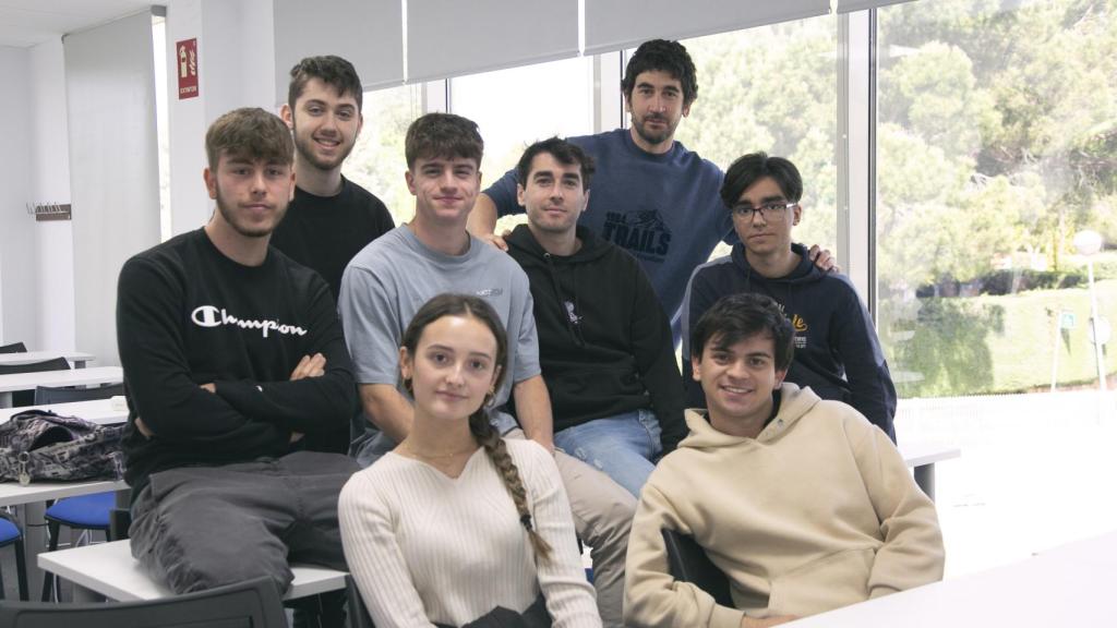 Siete alumnos del primer del Grado en Efectos Visuales, junto a Gonzalo Martín, su coordinador.