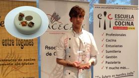 Javier Fortes sostiene el premio del concurso Celichef 2024