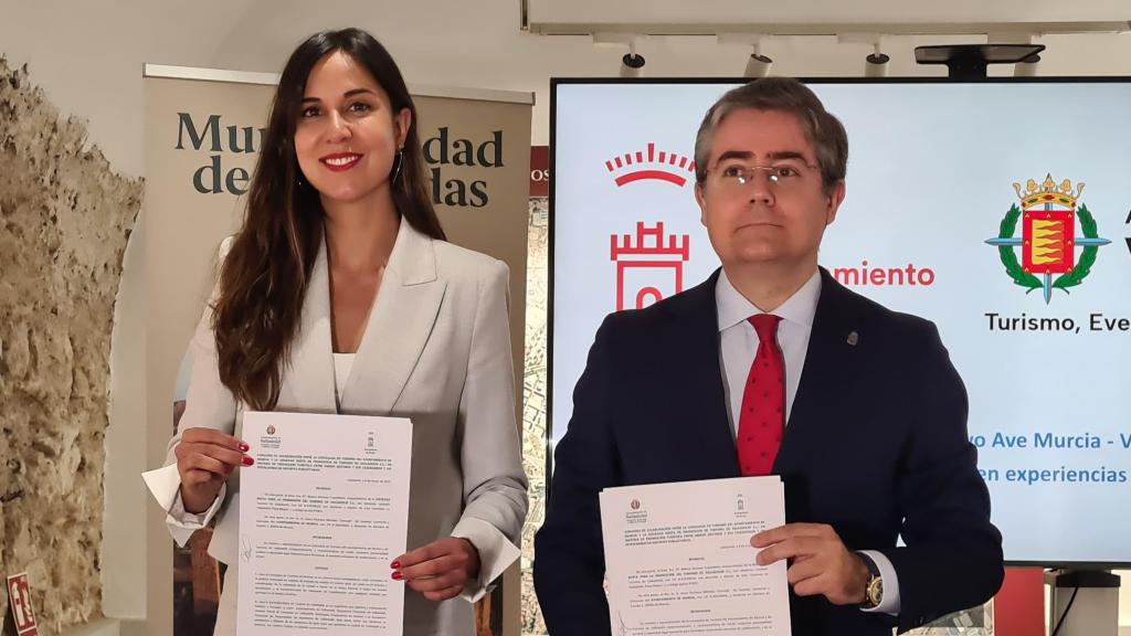 La concejala de Turismo, Eventos y Marca Ciudad, Blanca Jiménez, y el concejal de Turismo, Comercio y Consumo del Ayuntamiento de Murcia, Jesús Pacheco, en la firma del convenio de colaboración.