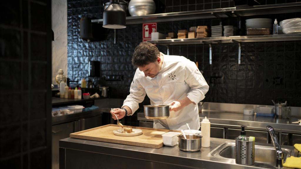 Javi Estévez preparando el rabo de toro en la cocina de La Tasquería