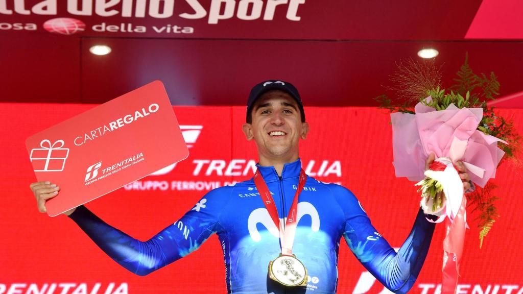 Pelayo Sánchez, en el podio del Giro de Italia.