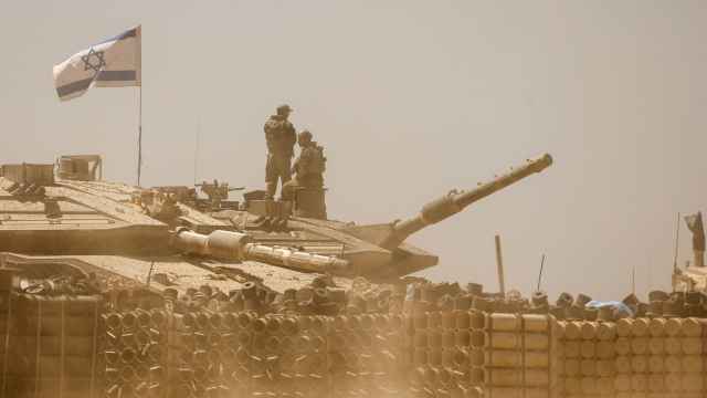 Soldados israelíes operan un tanque en el sur de Israel, cerca de la frontera con Gaza.