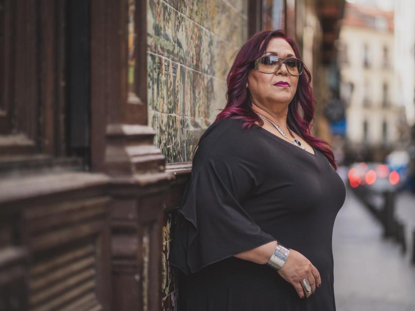 La cantante Edith Salazar con gafas de Chanel y vestido de Anvito posa para EL ESPAÑOL.