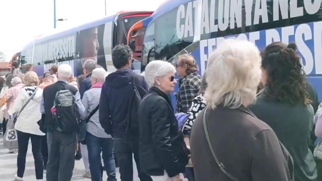 Autobuses que desplazan a ciudadanos desde Cataluña a la localidad francesa de  Argelès-sur-Mer para asistir a mítines de Puigdemont./