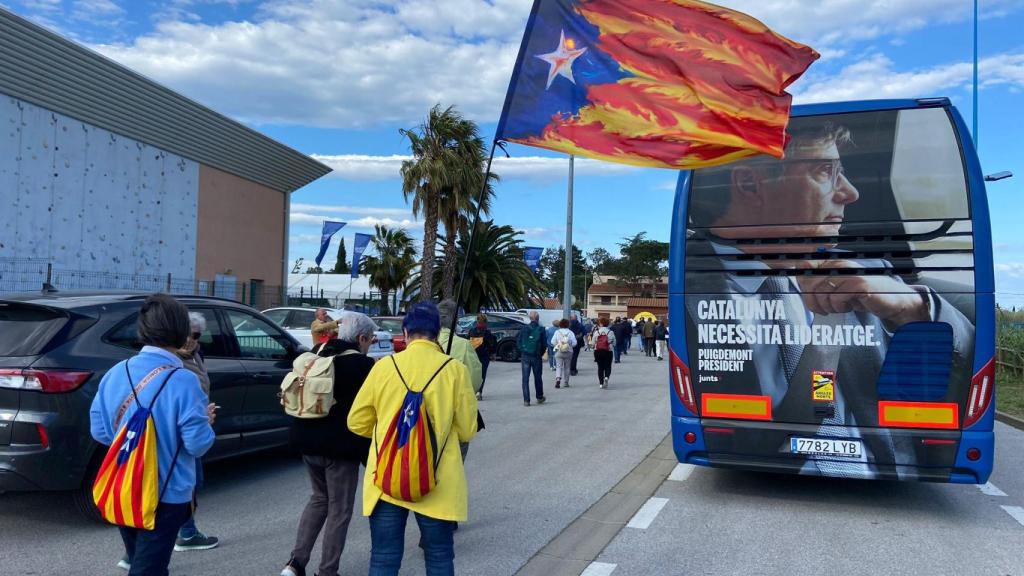 Los asistentes al mitin llegan en autobuses con sus esteladas