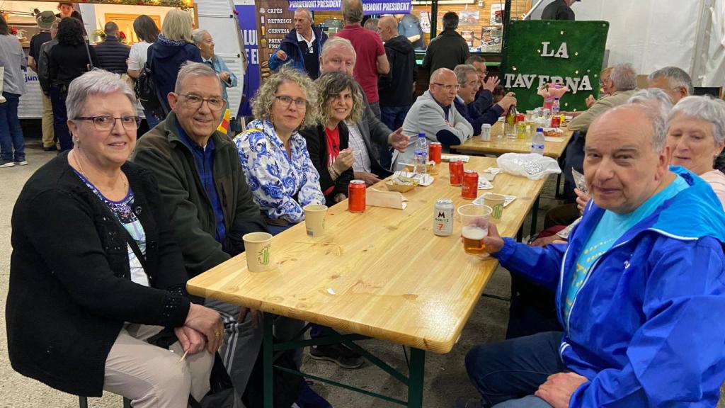 Pepe y su grupo de amigos en los puestos de comida del exterior del recinto