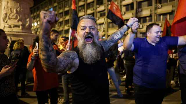 Un hombre celebra la victoria del VMRO-DPMNE en las calles de Skopie la noche del 8 de mayo.