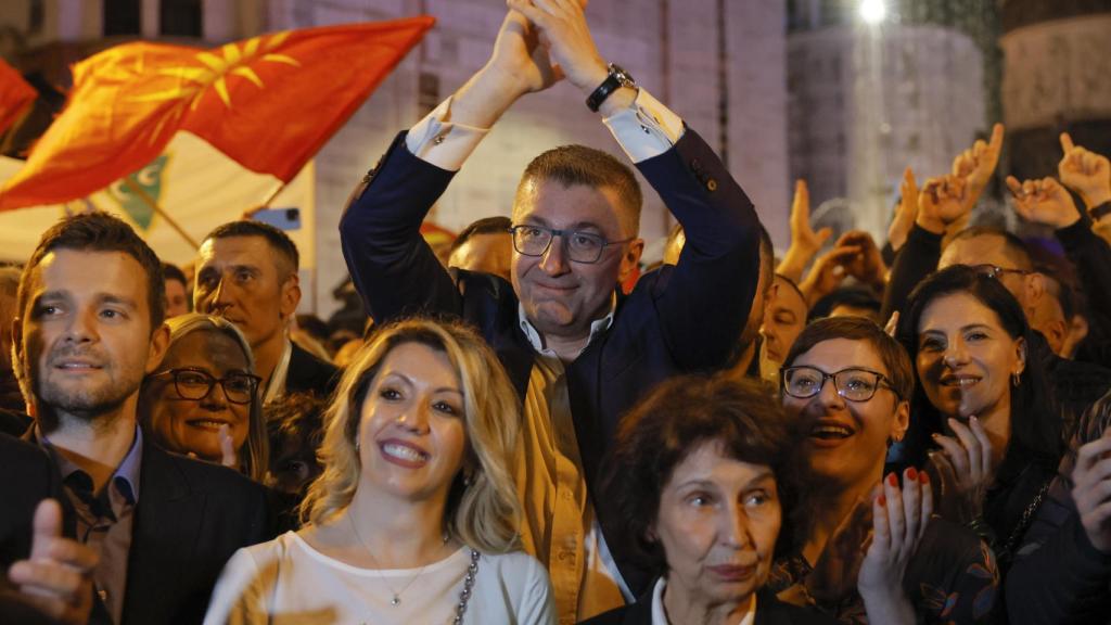 La presidenta electa, Gordana Siljanovska Davkova, celebra la victoria con miembros de su partido.