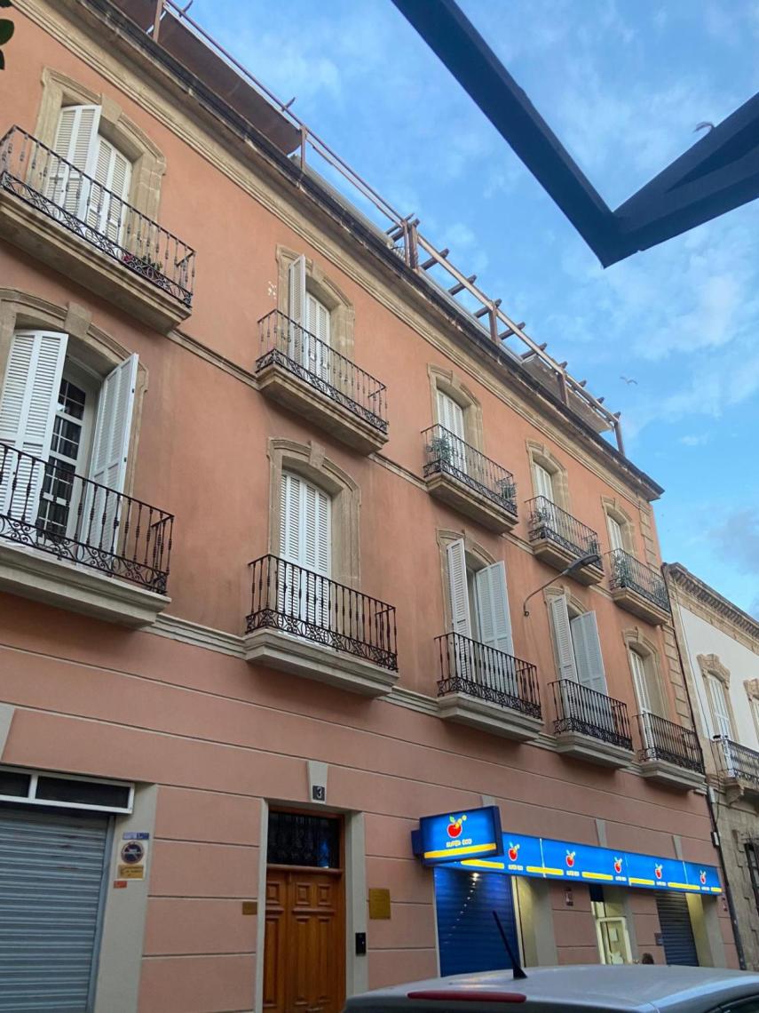 La fachada del edificio en el que residía el letrado Vicente Fernández-Capel, en pleno casco histórico de Almería.