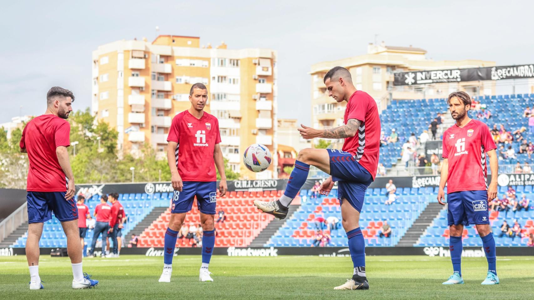 Jugadores del Eldense en el último entrenamiento antes de viajar a Burgos.