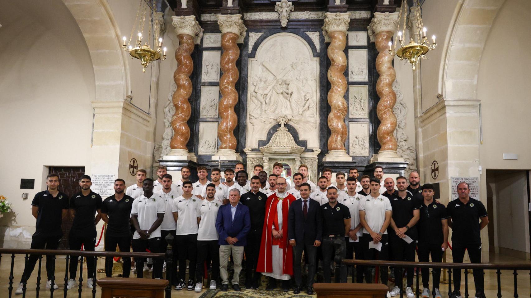 La plantilla del Hércules visita el monasterio de la Santa Faz.