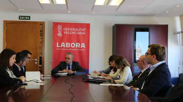 Imagen de la reunión entre Labora y AVIA por la transformación del sector de la movilidad.