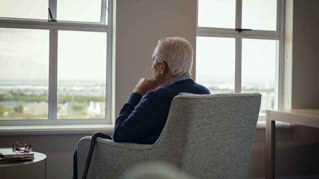 Imagen de un anciano con aspecto triste.