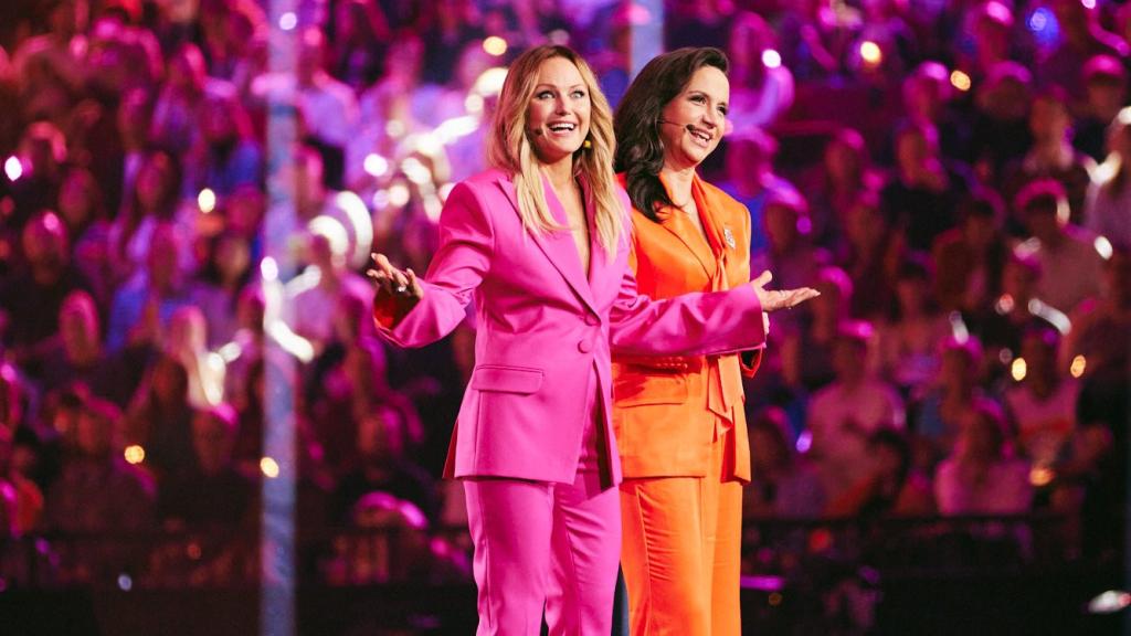 Malin Åkerman y Petra Mede, presentadoras de Eurovisión 2024, durante la primera semifinal.