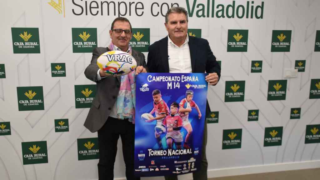 Narciso Prieto (izq.) y Jorge Calleja (der.) posan con el cartel del Campeonato