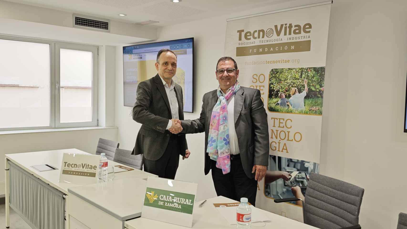 Javier Escribano, director de TecnoVitae, y Narciso Prieto, director de Comunicación de Caja Rural de Zamora, firman el convenio